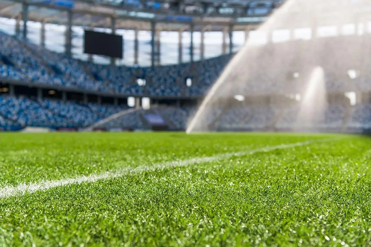 تجهيز وصيانة الملاعب
